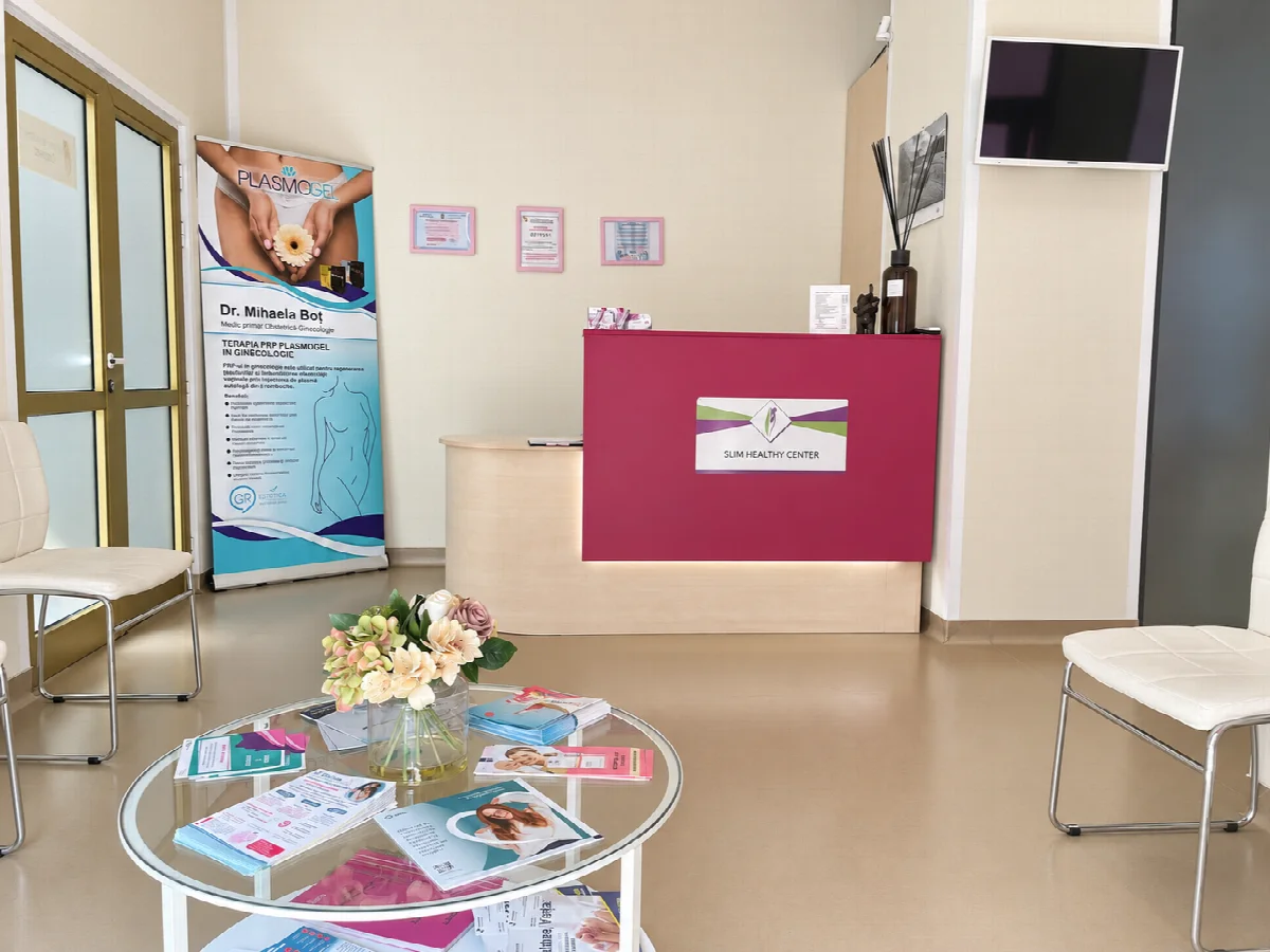 Recepția Slim Healthy Center, cu birou magenta și măsuță cu flori